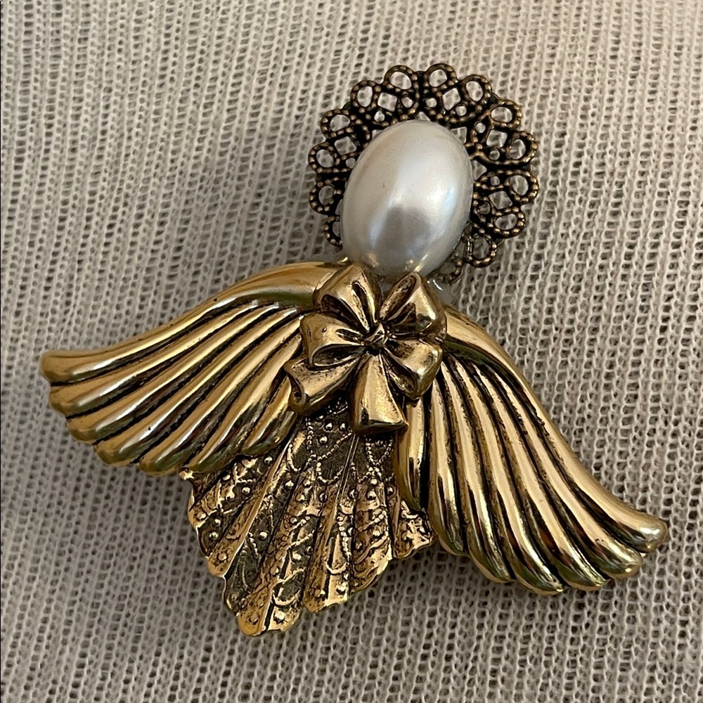 Vintage Gold-tone Angel Wing Brooch with Pearl Accent - Picture 12 of 16